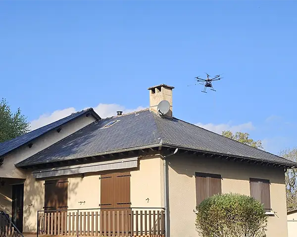 Nettoyage de toiture par drone